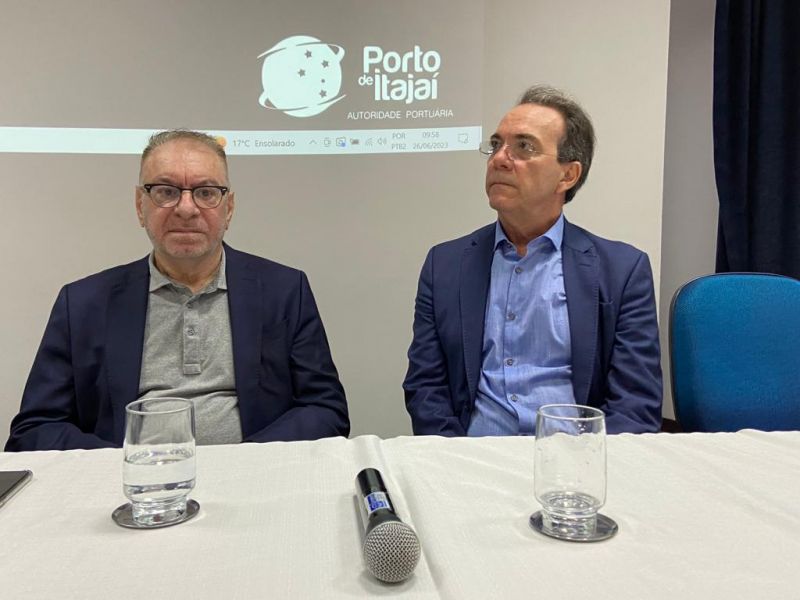 Medida anunciada por Décio Lima teve apoio do prefeito e portuários   (foto: Luciano Giorgi)