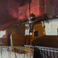 Incêndio destrói quatro quitinetes em Balneário Piçarras