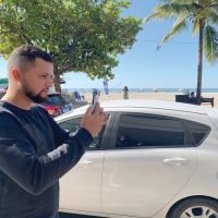 Influencer de BC ganha a vida pedindo carona em carros dos sonhos