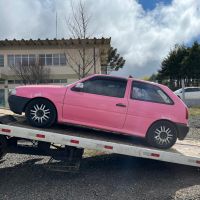 Carro cor-de-rosa “todo errado” é apreendido 
