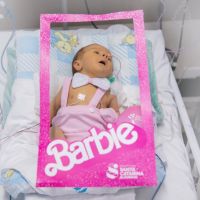 Bebês internados são clicados de Barbie e Ken