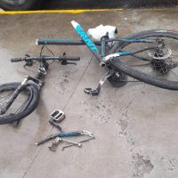 Bike parte ao meio em acidente com caminhão