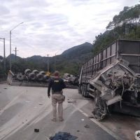 Caminhão tomba na Serra e bloqueia trânsito no sentido de SC