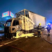 Caminhão carregado pega fogo na BR 101