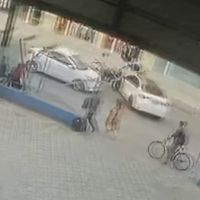 Piloto de BMW acerta carro ao passar em “corredor” 
