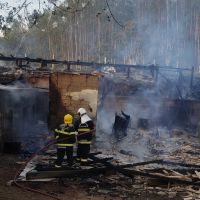Incêndio destrói casa, carro e rancho de família