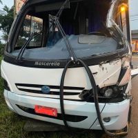 Acidente entre ônibus e caminhão deixa feridos
