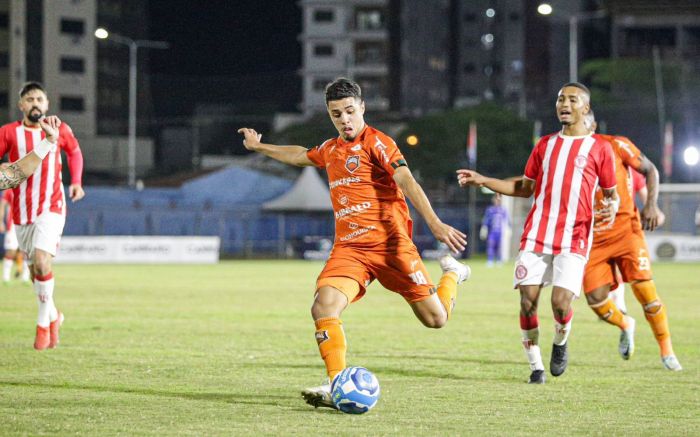 Gols foram marcados no finalzinho do jogo
Foto: Thiago Vasconcelos