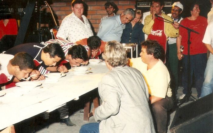 O saudoso ator Fausto Rocha (de costas), conferindo o concurso de comilões de pirão, em 1997 / Juvan Neto / Arquivo