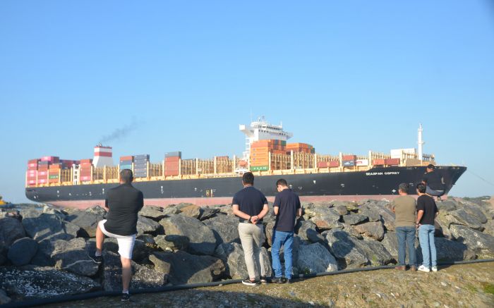 Cinco navios aguardam para entrar e sair do complexo portuário (Foto: Joao batista)