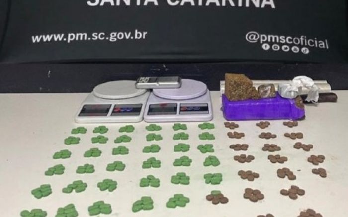 Mais de 650 gramas de maconha e 300 comprimidos de ecstasy foram apreendidos (Foto: Divulgação)