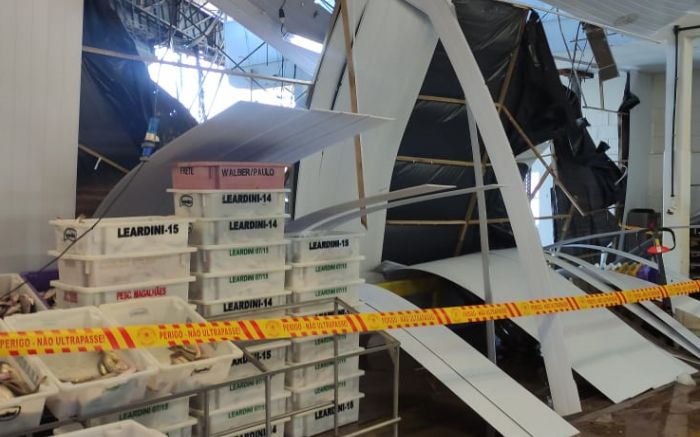 Parede de empresa caiu em Navegantes; vítimas teve fratura 
(foto: divulgação)