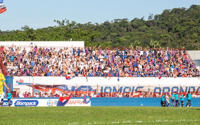 Membros da torcida organizada do Marcílio Dias atiraram pedras e tijolos contra adversários (Foto: Divulgação)