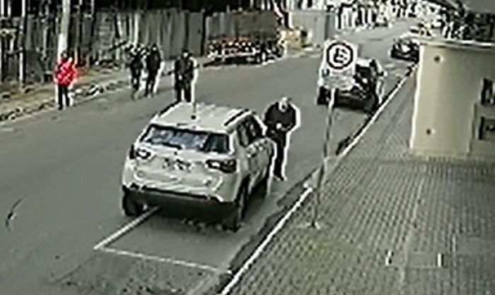 Jeep foi recuperado em Balneário; dois dos quatro bandidos foram presos (Foto: divulgação)