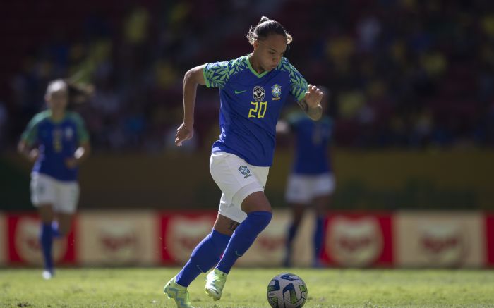 Jogadora do Benfica sofreu entorse no tornozelo 
 (Foto: Thais Magalhães/CBF)