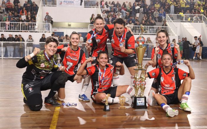 Equipe do JEC faturou o título no feminino (foto: Elinton Padilha)