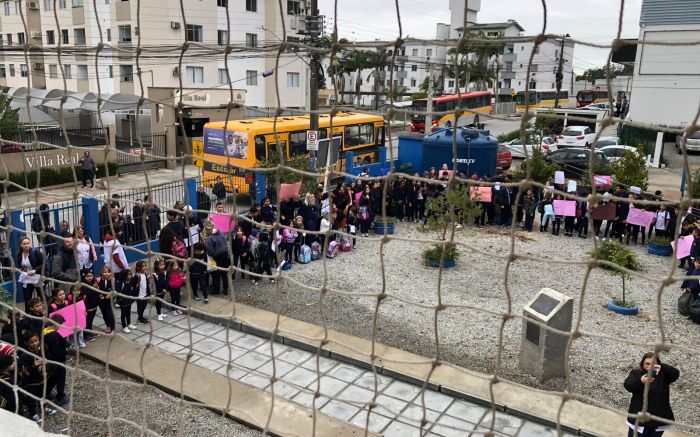 Alunos e funcionários se reuniram no pátio da escola para uma manifestação pedindo por segurança. (Foto: Reprodução)