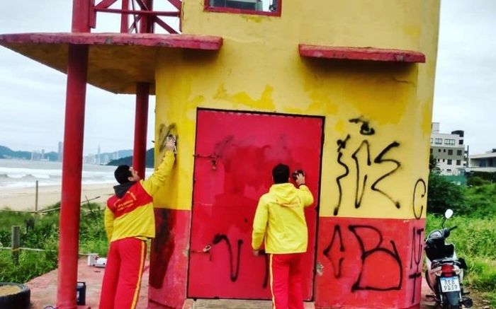 Vândalos detonam posto de guarda-vidas na Praia Brava. (Fotos: Reprodução)