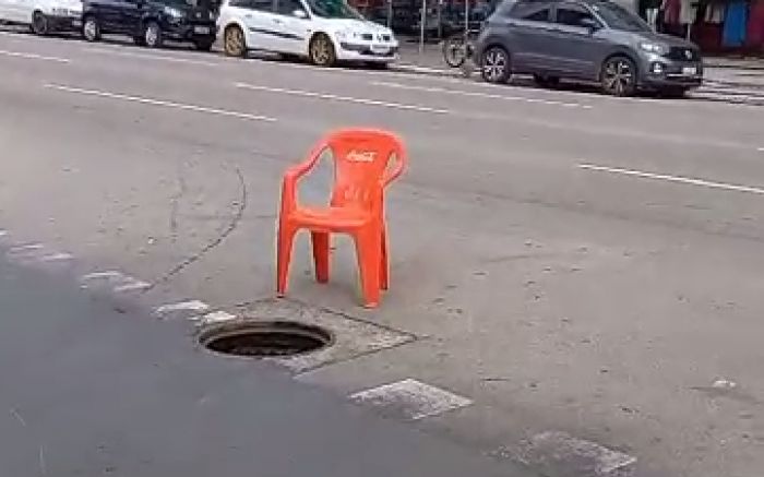 Cadeira de plástico foi usada como alerta  

 (Foto: Leitor)