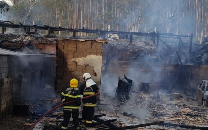 Casa foi destruída pelas chamas
(Foto: Divulgação)