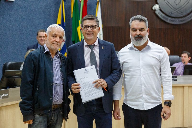 Vereador Otto recebeu a revisão entregue por Dalmo Filho, coordenador do Plano Diretor, e pelo representante do prefeito, Giovani Testoni