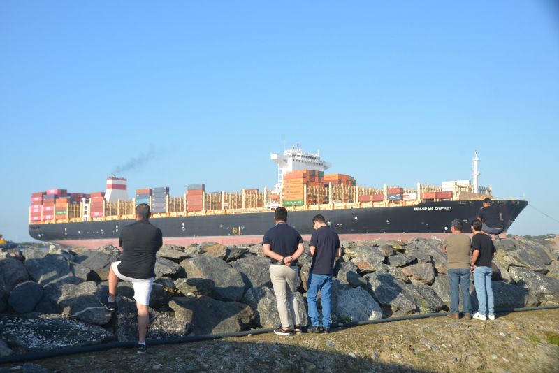 Cinco navios esperam para entrar ou sair do complexo portuário