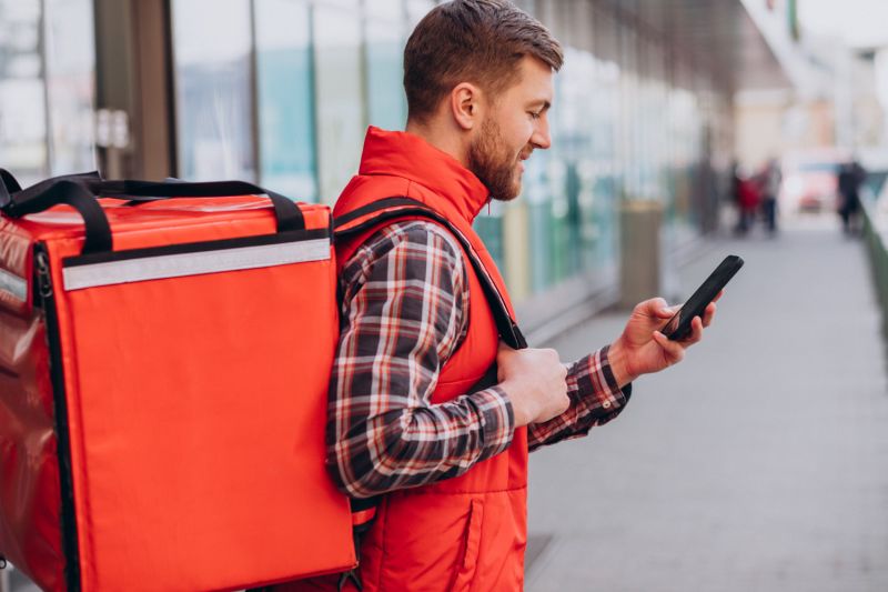 iFood deverá desembolsar R$ 6 milhões para financiar pesquisas e projetos que analisem as relações de trabalho com os entregadores (foto: ilustrativa freepik senivpetro)