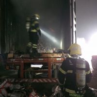 Caminhão-contêiner pega fogo na BR 470