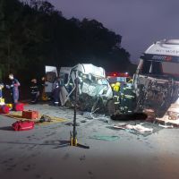 Acidente entre van e caminhão deixa três mortos em Gaspar