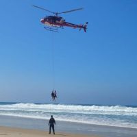 Vídeo: Surfista é resgatado de helicóptero após ser arrastado pelo mar em Floripa