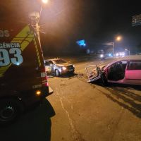 Batida de carros no centro deixa dois feridos 