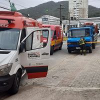 Trabalhador é esmagado entre caminhão e pilha de tijolos em Itajaí