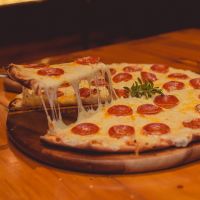 Briga por pizza termina com tiro pro alto em restaurante 