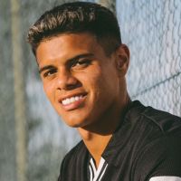 Barra vende atacante de 18 anos pra Portugal