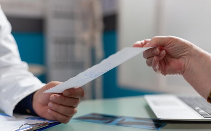 Vara da Fazenda Pública interditou a clínica e proibiu falso médico de atuar
(Foto: Freepik  DC Studio)