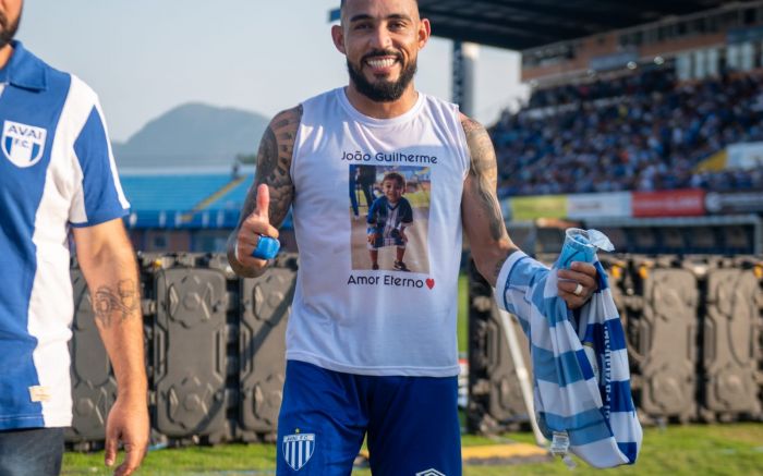 Natanael homenageou o filho João Guilherme, de 4 anos, que faleceu recentemente
Foto: Divulgação/Avaí 