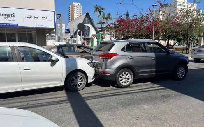 Acidente em Itajaí termina em batida dupla; causadora do acidente fugiu (Fotos: Reprodução)