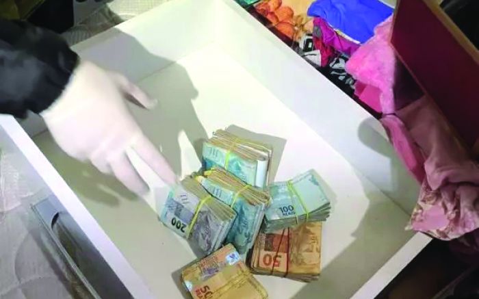 Polícia também fez apreensões de drogas e dinheiro
(foto: divulgação)