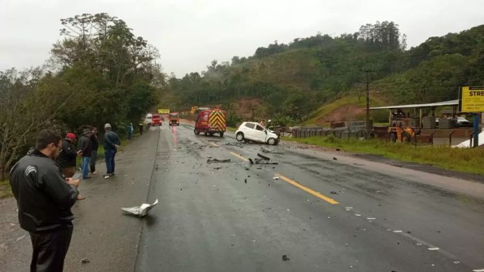 A carreta tombou e o trânsito está interditado (Foto: Divulgação)