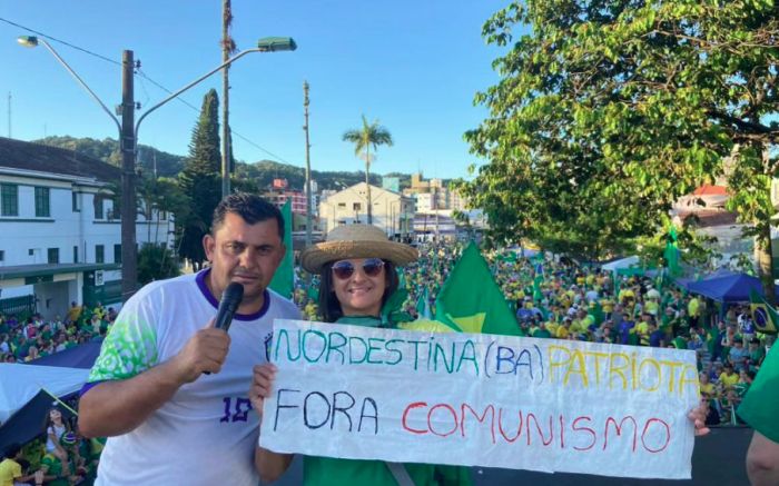 Pastor é defensor de Bolsonaro, a favor da intervenção militar e faz constantes ataques ao PT (Foto: Instagram pastor Dirlei Paiz)