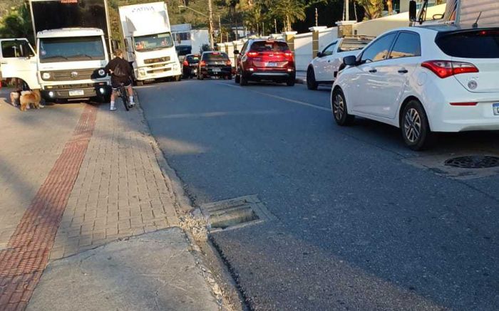  Falta de sinalização atrapalha trânsito em rua do Espinheiros (Foto: Reprodução)