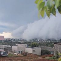 Vídeo: Nuvem diferentona “engole” regiões catarinenses