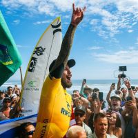 Filipe Toledo é bicampeão mundial de surfe