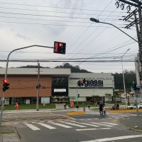 Sete novas sinaleiras mudam o trânsito em frente ao Giassi da Fazenda