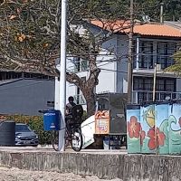 Morador denuncia ambulantes na praia de Cabeçudas