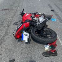 Motociclista sofre acidente após mochila enroscar em caminhão 
