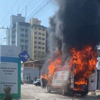 Ambulância do Samu pega fogo e fica destruída 