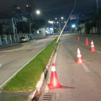 Motorista de Fiesta acerta poste na rua Silva