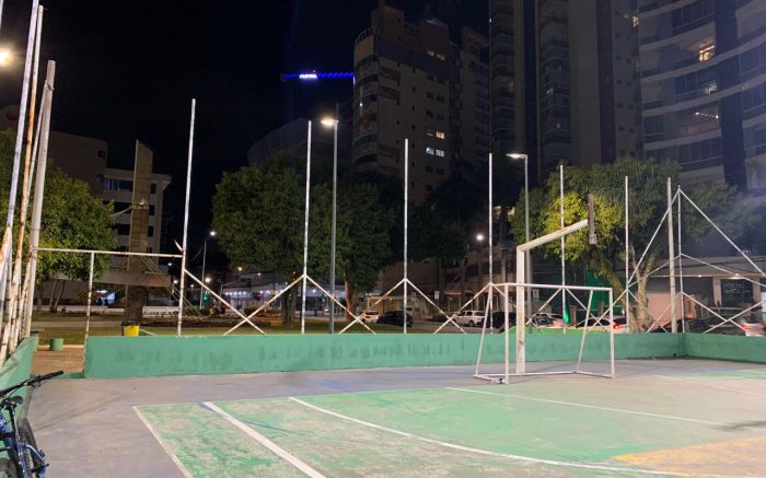A quadra de futebol e basquete da Beira Rio foi danificada no vendaval
(foto: da redação)