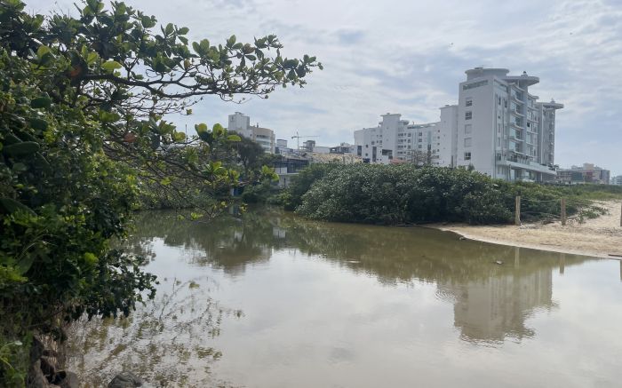 Ribeirão Ariribá aparece com manchas de poluição (Fotos: da Redação)